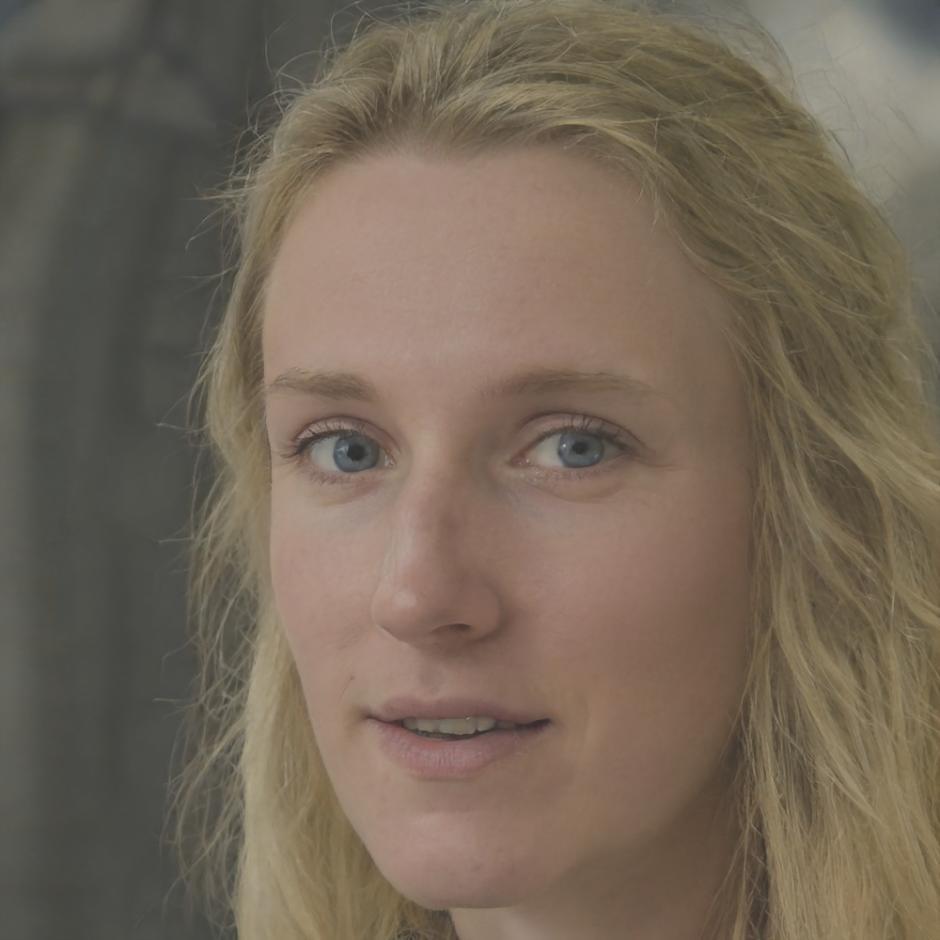 Teammedlem som arbetar kreativt i köket
